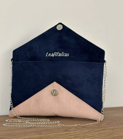 Le sac pochette Isa bleu marine et rose poudré, ouvert.