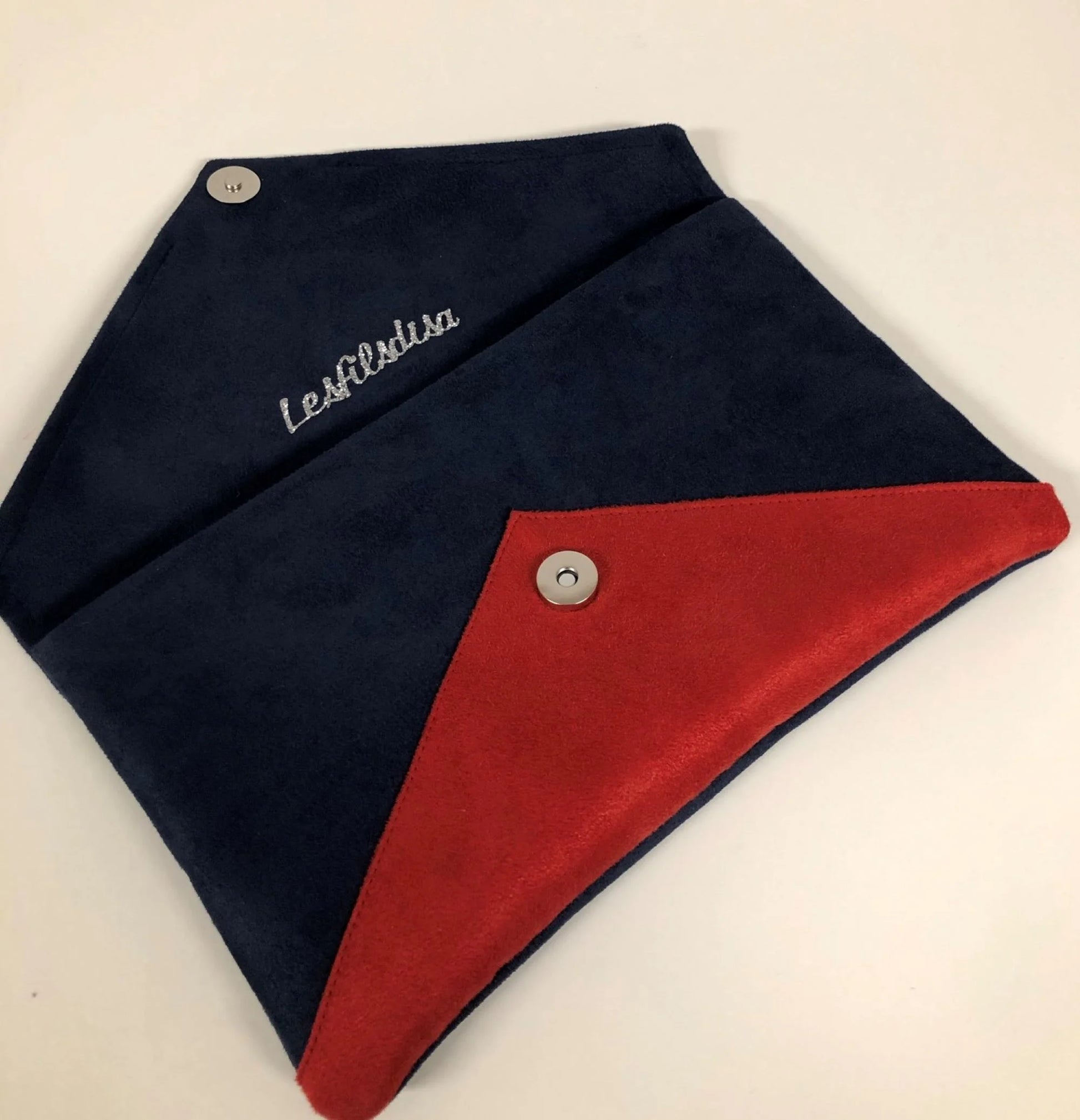 Le sac pochette Isa bleu marine et rouge à paillettes argentées, ouvert.