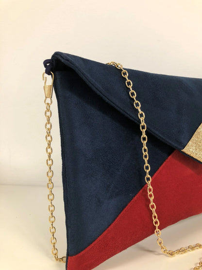 Vue détaillée de la chainette amovible du sac pochette Isa bleu marine et rouge à paillettes dorées.