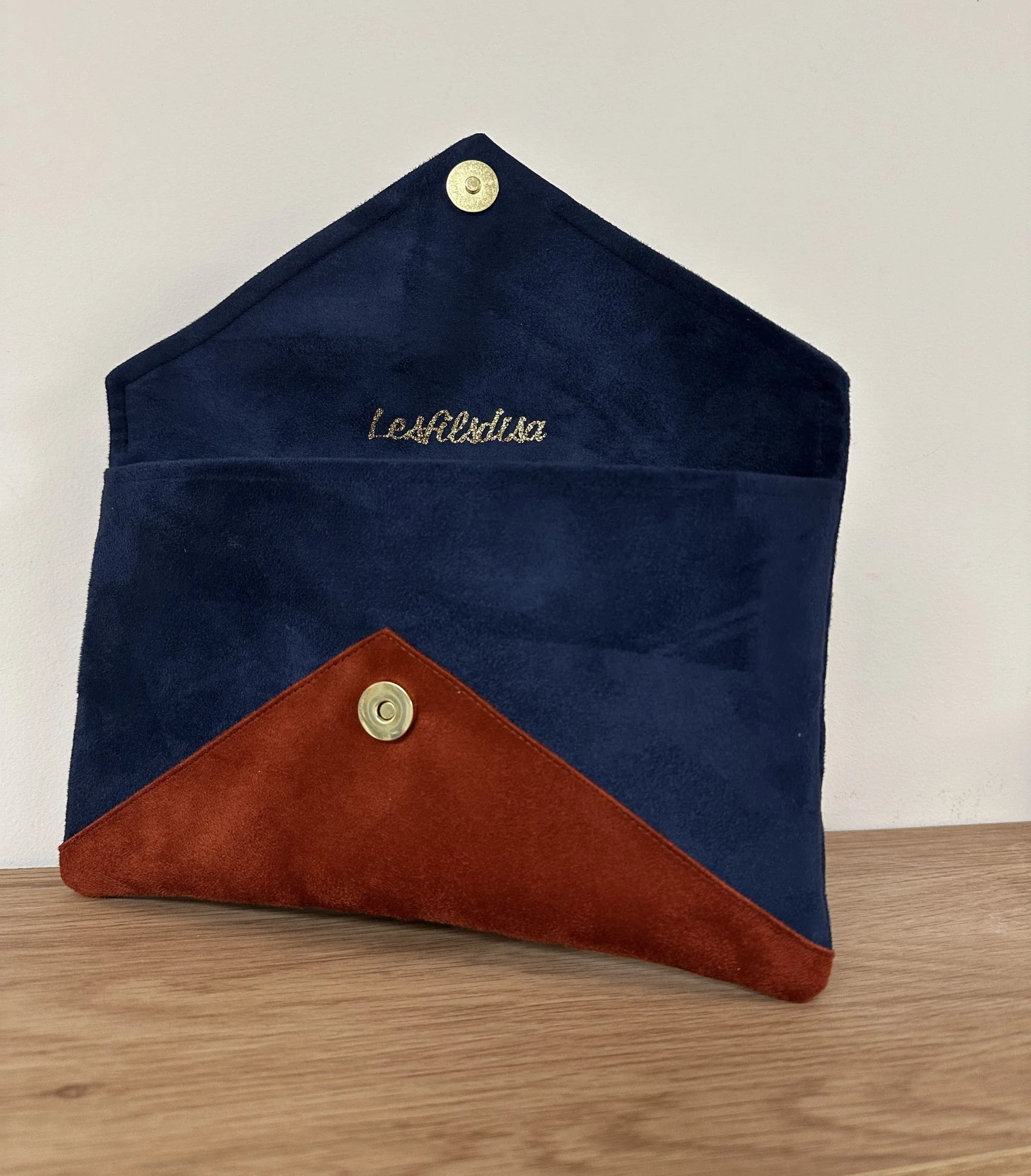 Le sac pochette Isa bleu marine et terracotta à paillettes, ouvert.