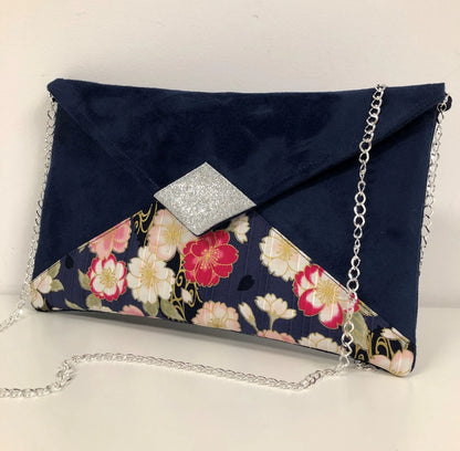 Le sac pochette Isa bleu marine avec tissu japonais fleuri et paillettes argentées.