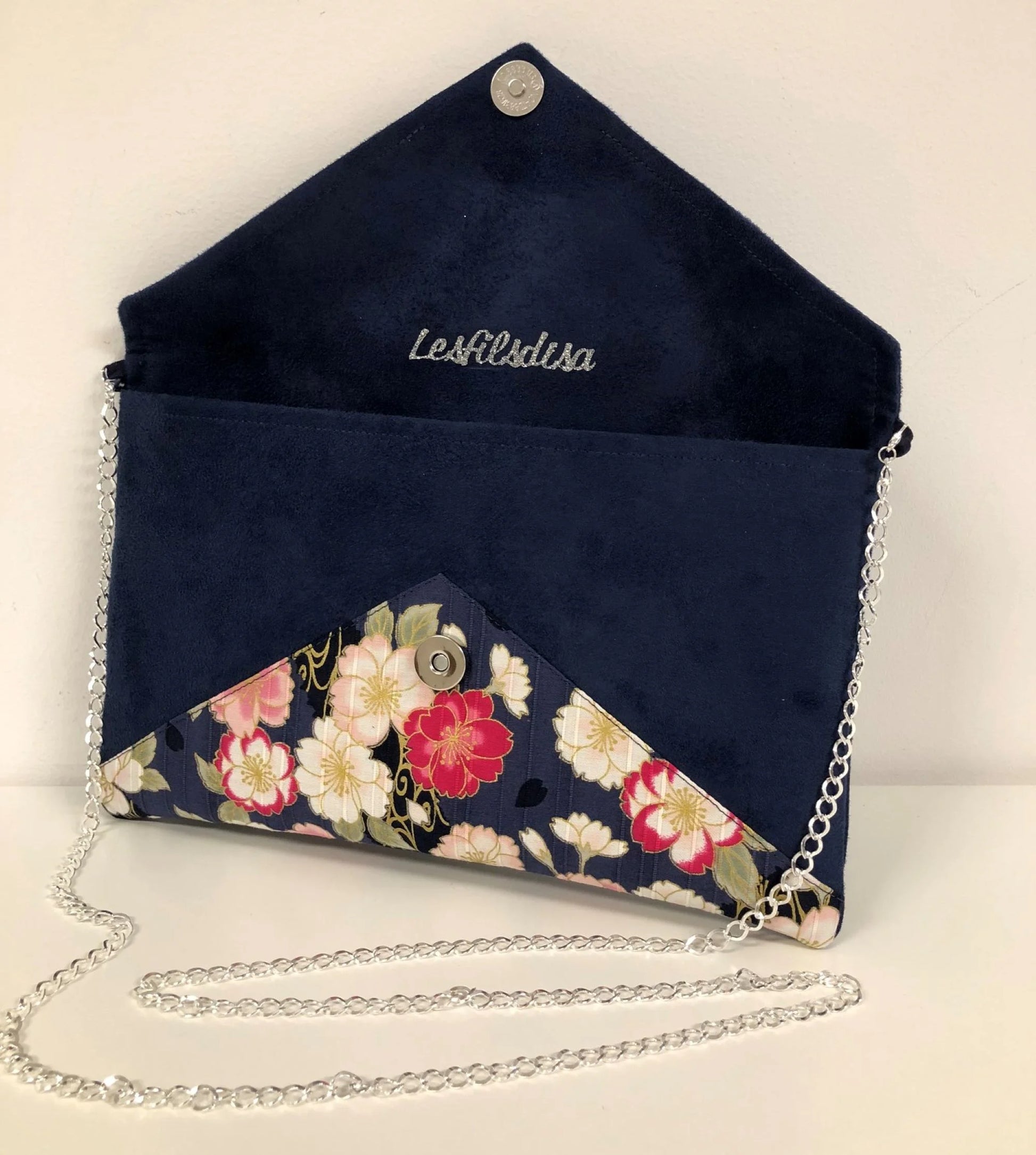 Le sac pochette Isa bleu marine avec tissu japonais fleuri et paillettes argentées, ouvert.