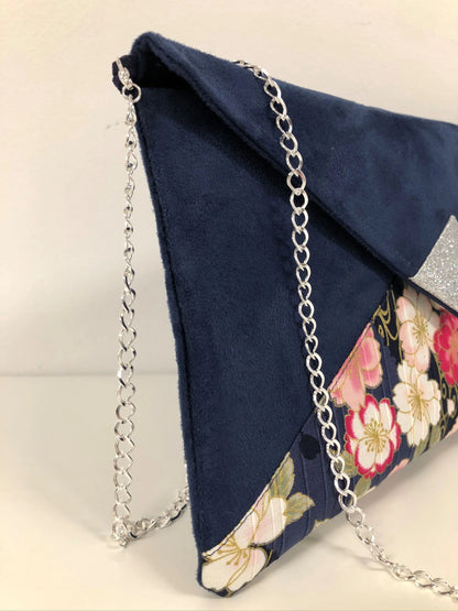 Vue latérale du sac pochette Isa bleu marine avec tissu japonais fleuri et paillettes argentées.