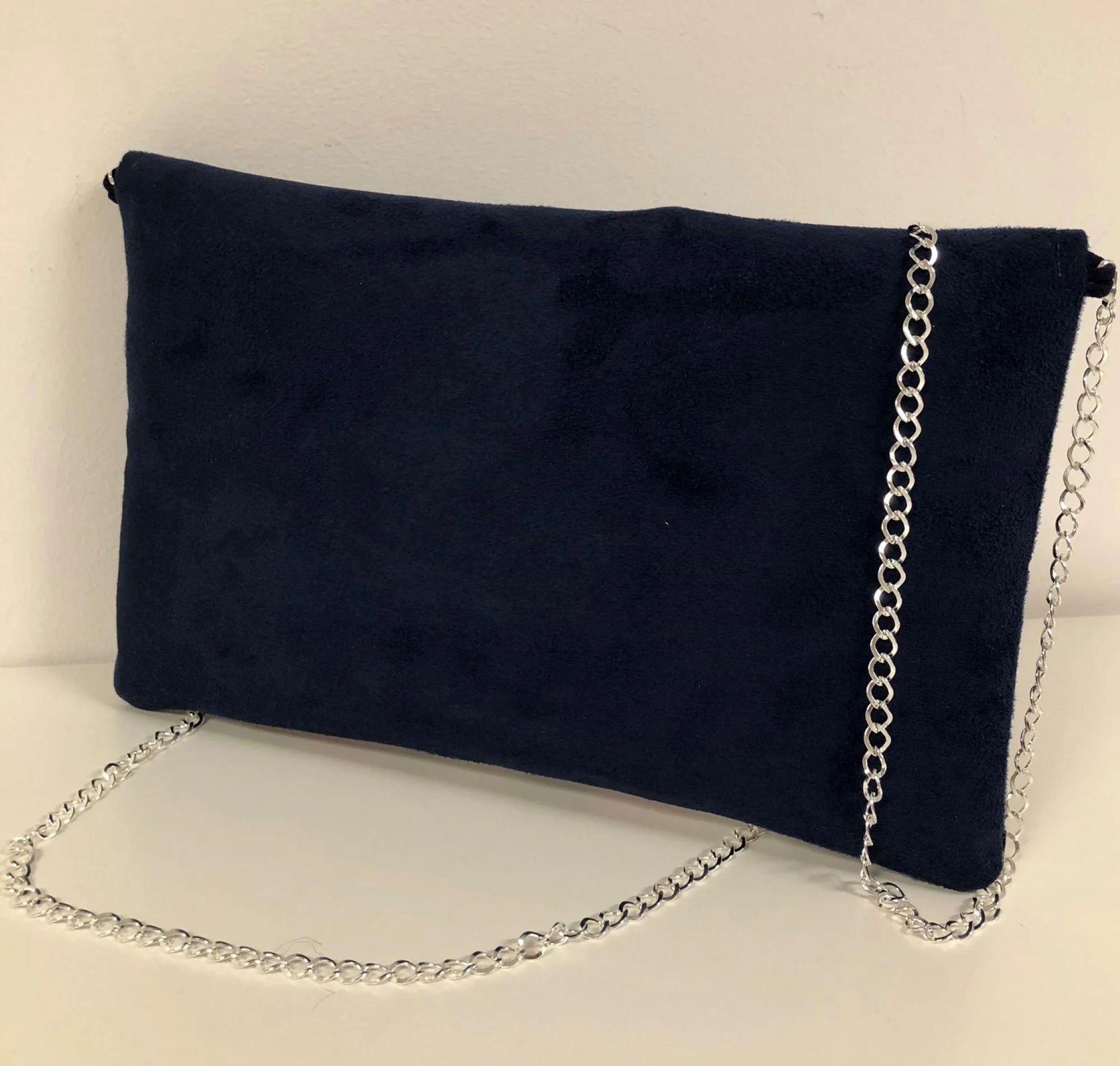 Le dos du sac pochette Isa bleu marine avec tissu japonais fleuri et paillettes argentées.