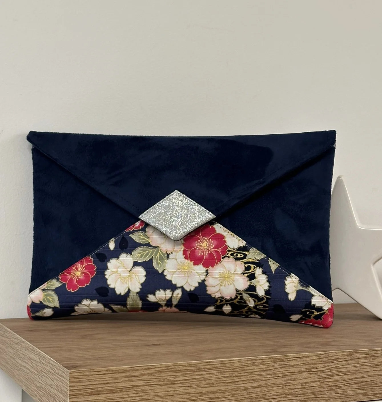 Le sac pochette Isa bleu marine avec tissu japonais fleuri et paillettes argentées sans chainette.