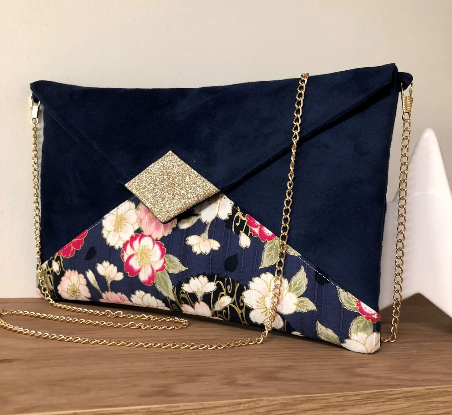 Le sac pochette Isa bleu marine avec tissu japonais fleuri et paillettes dorées