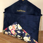 Le sac pochette Isa bleu marine avec tissu japonais fleuri et paillettes dorées, ouvert.