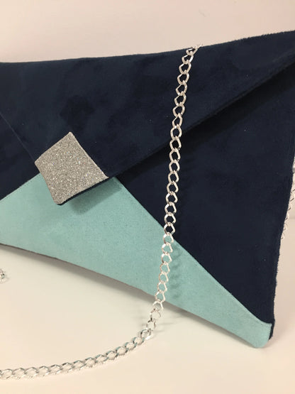 Vue détaillée du sac pochette Isa bleu marine et vert menthe à paillettes argentées, avec chainette amovible.