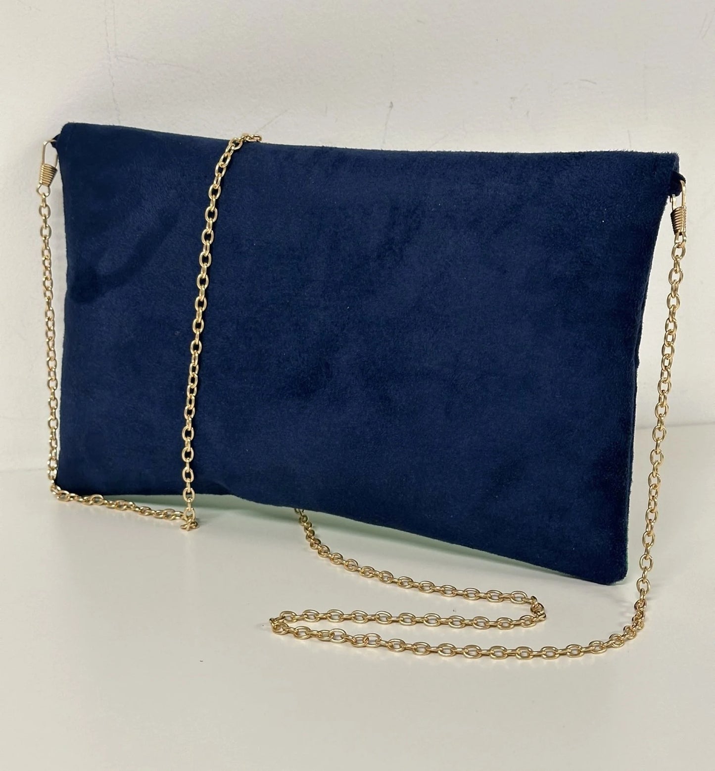 Le sac pochette Isa bleu marine et vert prairie à paillettes dorées, vue arrière.