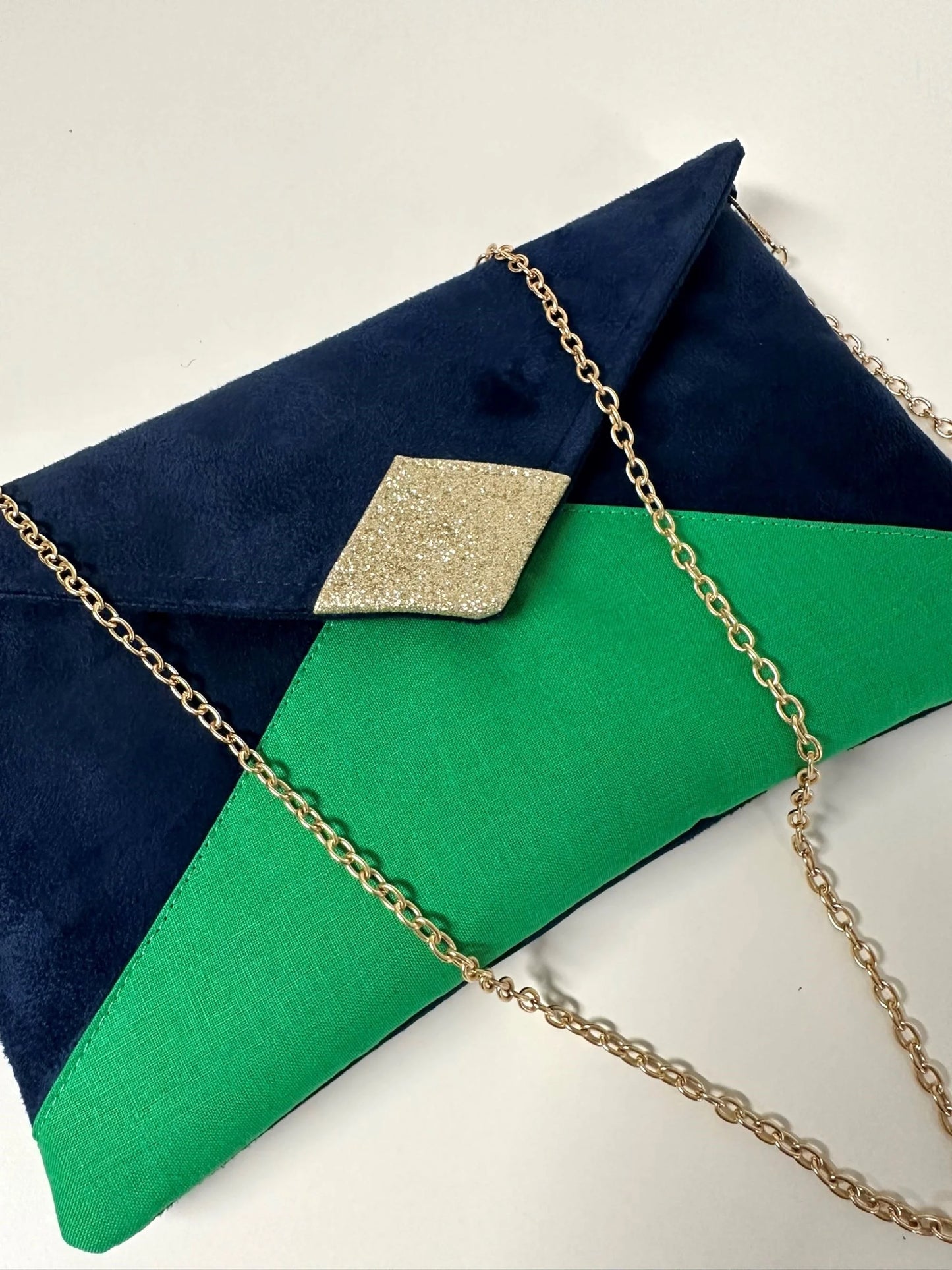 Vue détaillée du sac pochette Isa bleu marine et vert prairie à paillettes dorées.