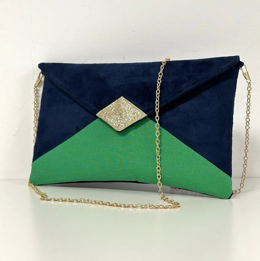 Le sac pochette Isa bleu marine et vert prairie à paillettes dorées, avec sa chainette amovible.
