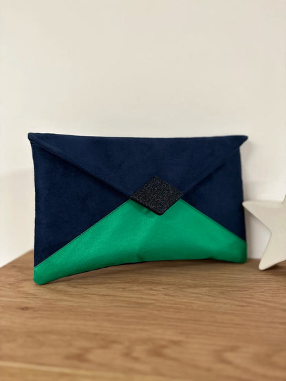 Le sac pochette Isa bleu marine et vert sapin à paillettes, sans chainette.