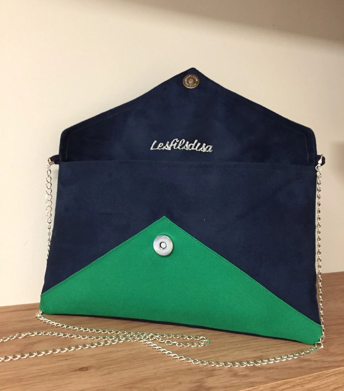 Le sac pochette Isa bleu marine et vert sapin à paillettes ouvert