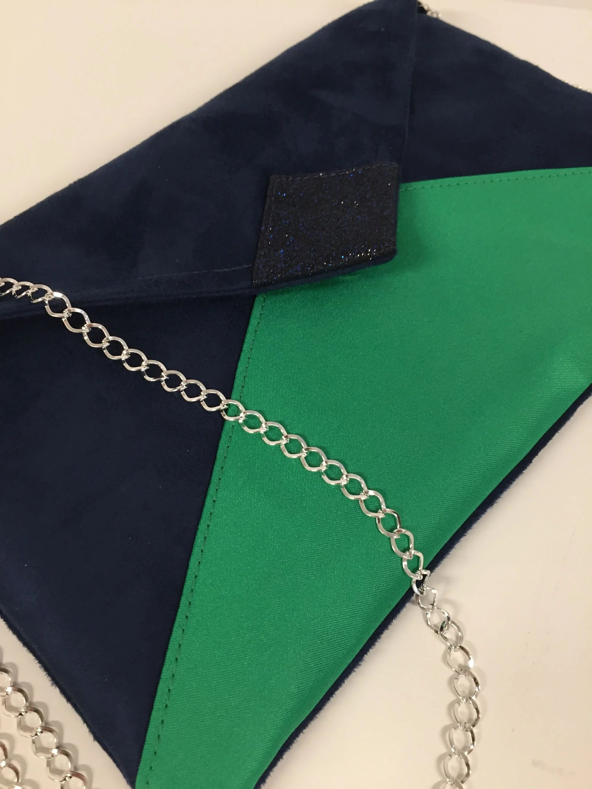 Vue détaillée du sac pochette Isa bleu marine et vert sapin à paillettes