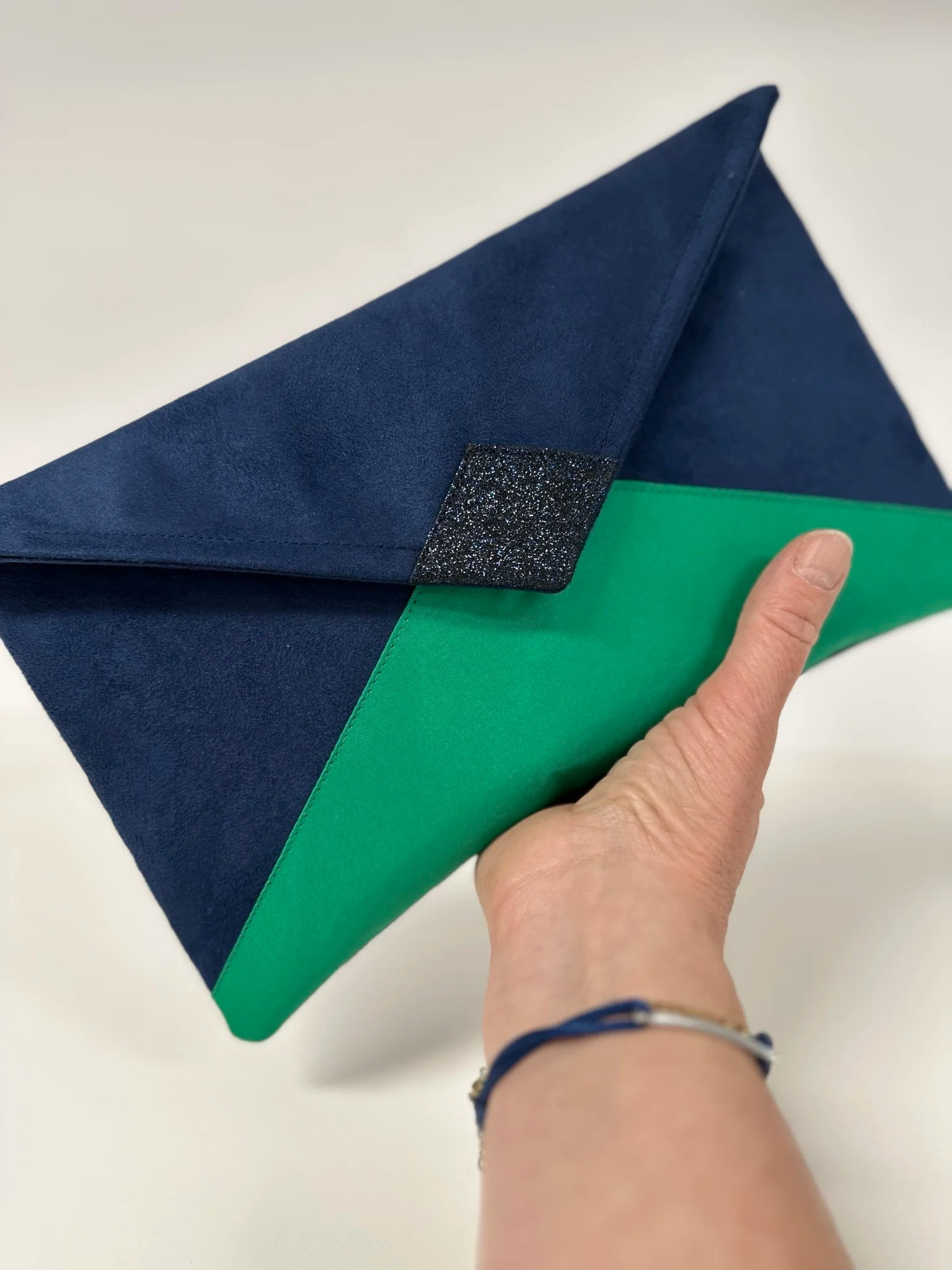 Le sac pochette Isa bleu marine et vert sapin à paillettes sans chainette