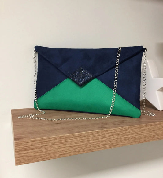 Le sac pochette Isa bleu marine et vert sapin à paillettes, avec chainette argentée.