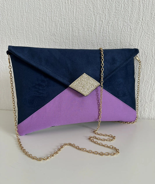 Le sac pochette Isa bleu marine violet et doré avec sa chainette dorée amovible.