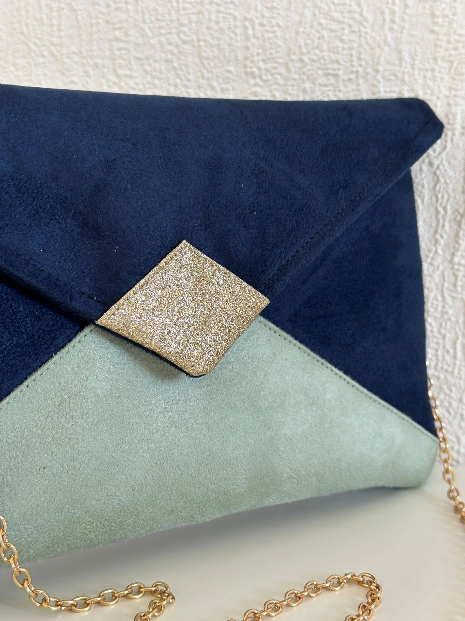 Vue détaillée du sac pochette Isa bleu marine, vert amande et paillettes dorées.