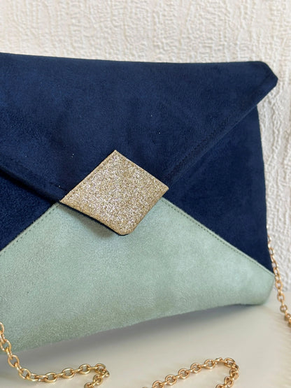 Vue détaillée du sac pochette Isa bleu marine, vert amande et paillettes dorées.