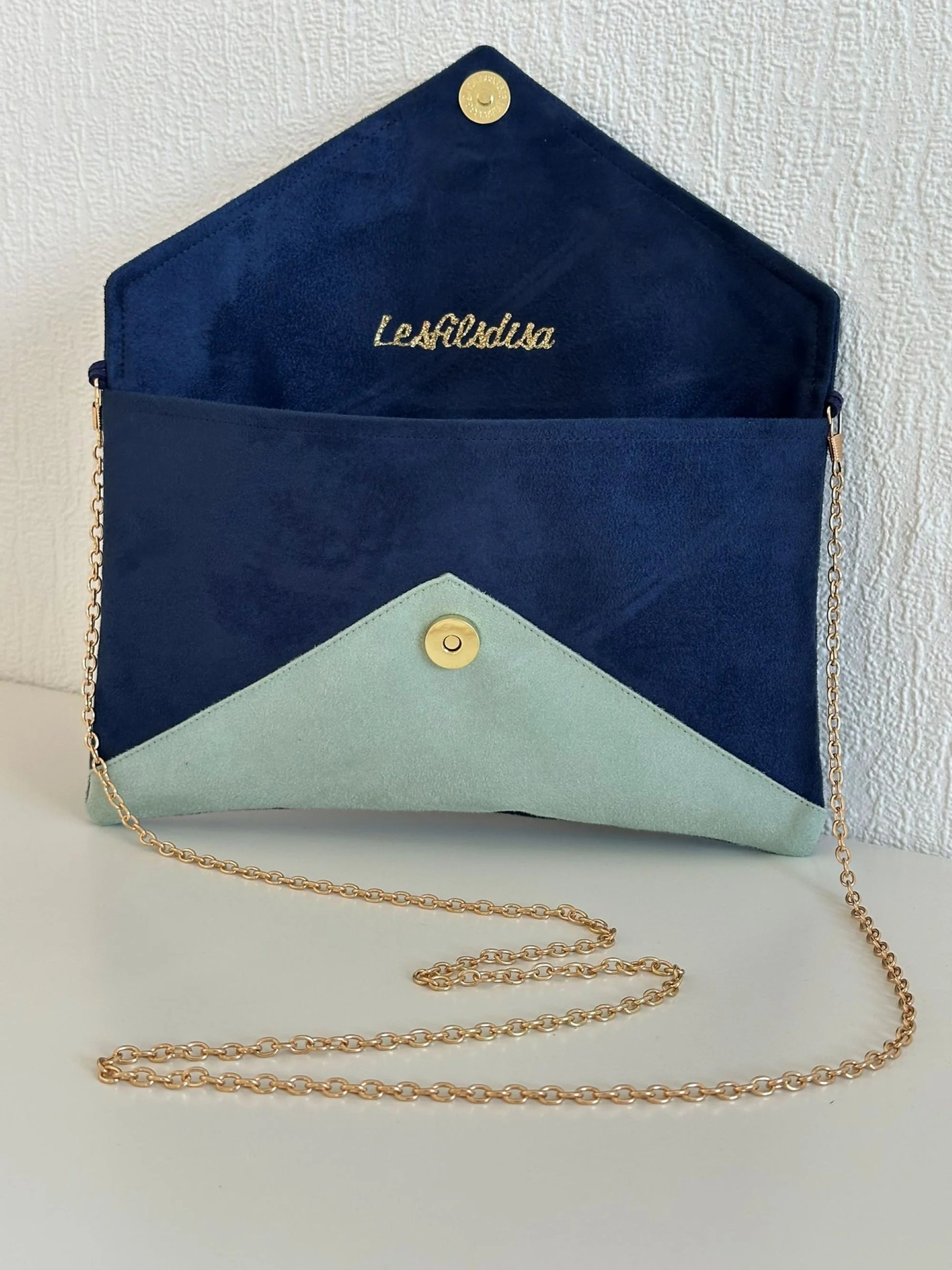 Le sac pochette Isa bleu marine, vert amande et paillettes dorées, ouvert.