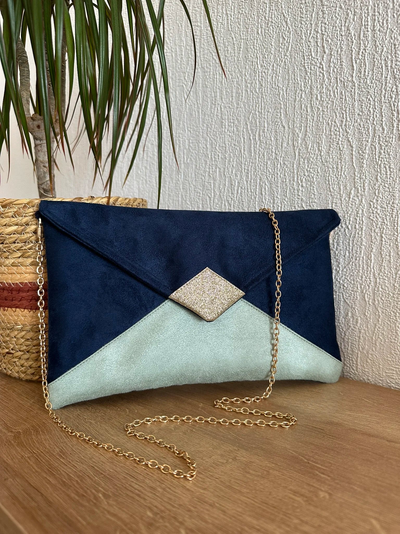Le sac pochette Isa bleu marine, vert amande et paillettes dorées, avec chainette amovible.