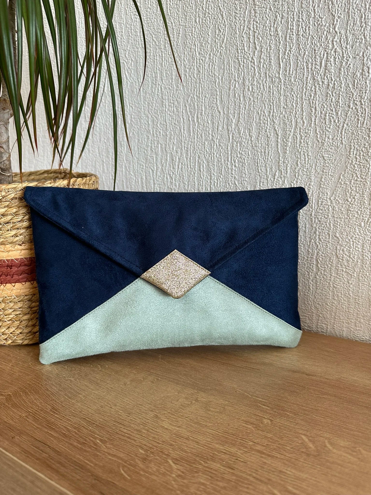 Le sac pochette Isa bleu marine, vert amande et paillettes dorées, sans chainette.