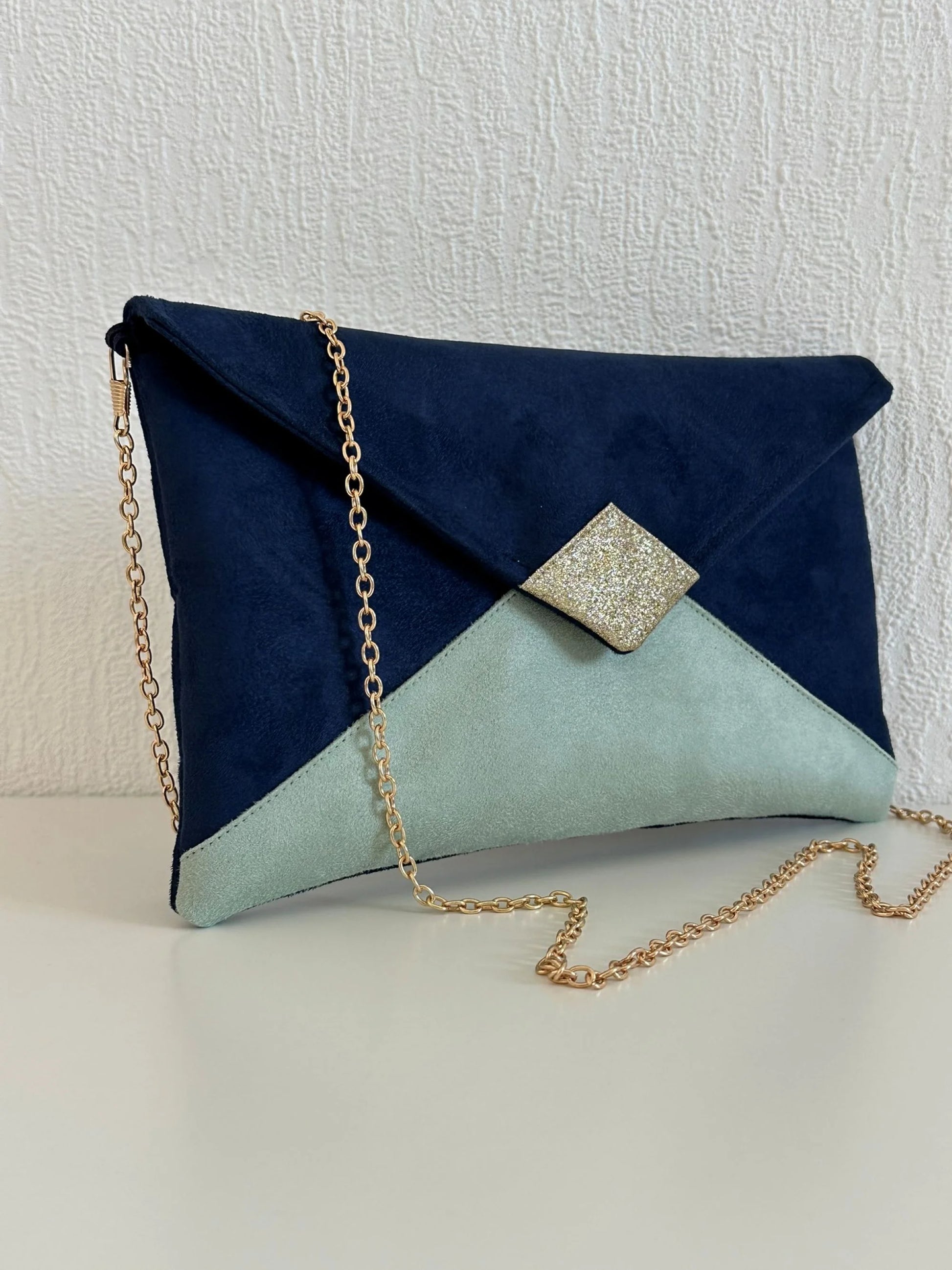Vue d'ensemble du sac pochette Isa bleu marine, vert amande et paillettes dorées.