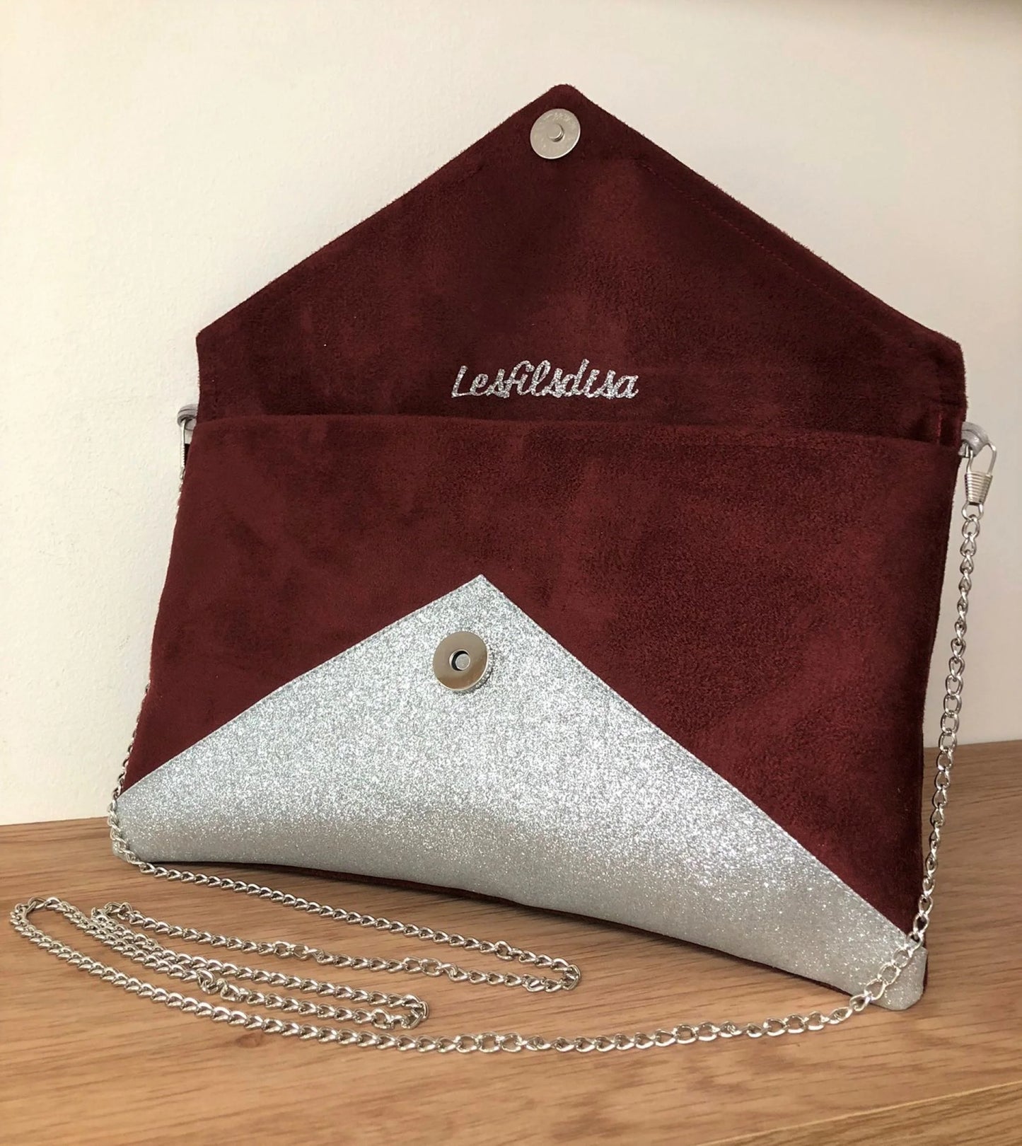 Le sac pochette Isa bordeaux à paillettes argentées, ouvert.