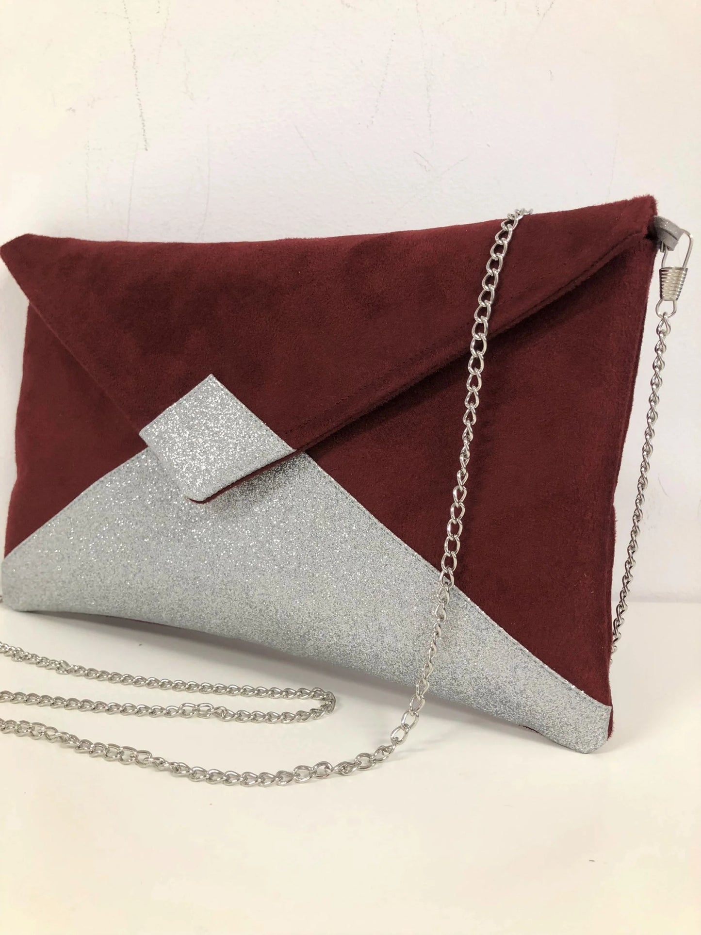 Vue d'ensemble du sac pochette Isa bordeaux à paillettes argentées.