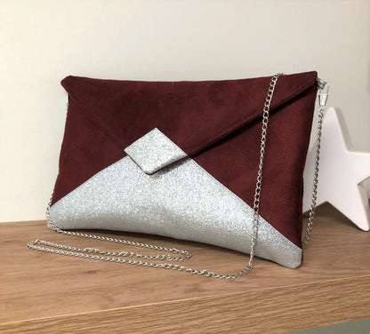 Le sac pochette Isa bordeaux à paillettes argentées, avec chainette amovible.