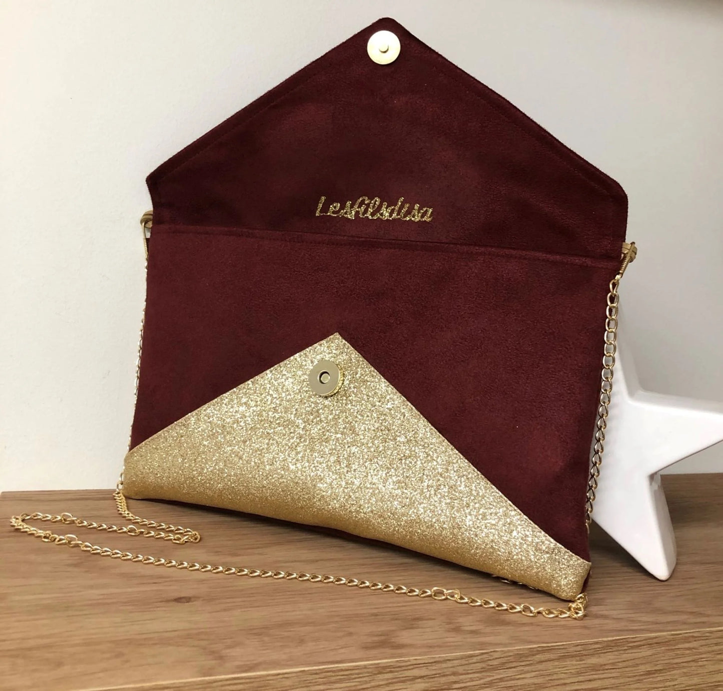 Le sac pochette Isa bordeaux à paillettes dorées, ouvert.