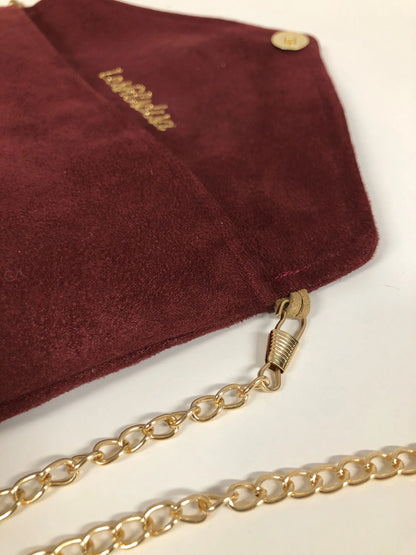 Détail de la chainette amovible du sac pochette Isa bordeaux à paillettes dorées.