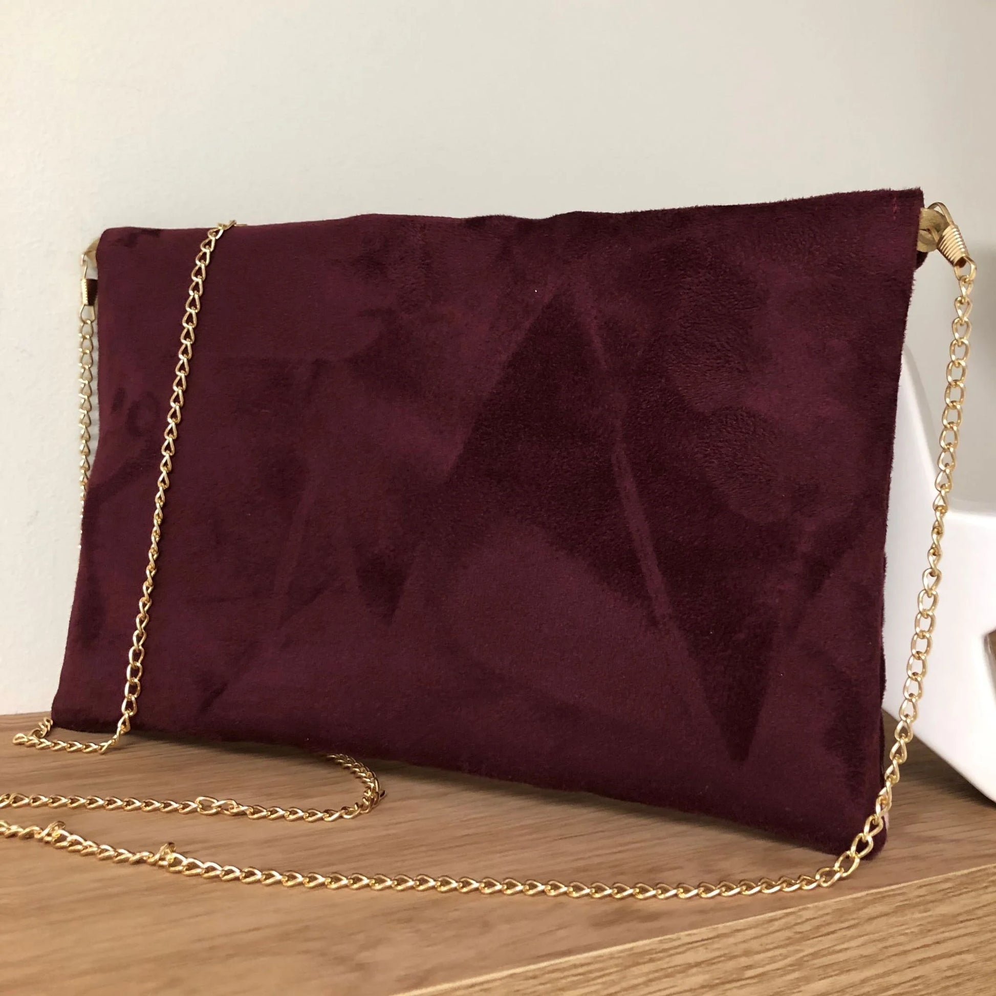 Le dos du sac pochette Isa bordeaux et rose pâle à paillettes dorées