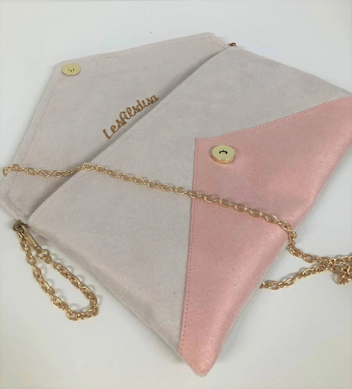 Le sac pochette Isa écru et rose poudré à paillettes dorées, ouvert.