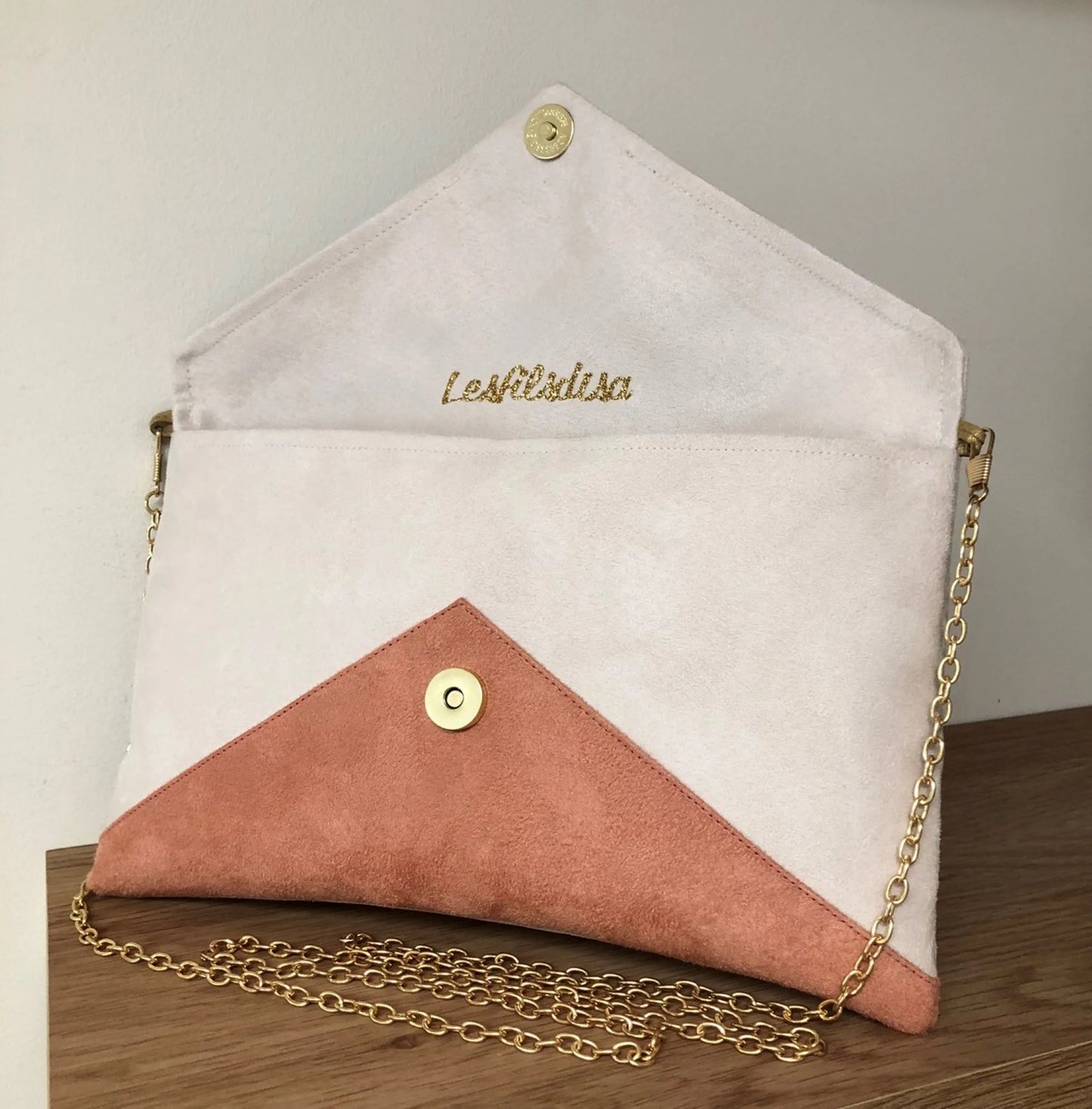 Le sac pochette Isa écru et rose saumon à paillettes dorées, avec chainette amovible, ouvert.