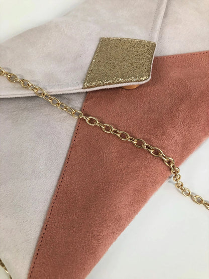 Vue détaillée du sac pochette Isa écru et rose saumon à paillettes dorées, avec chainette amovible.