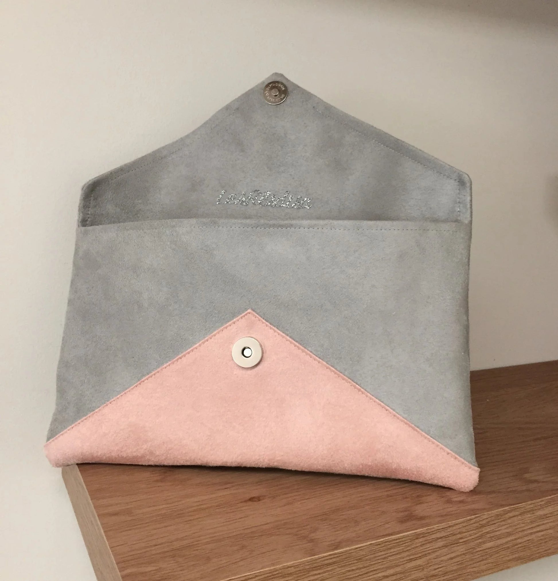 Le sac pochette Isa gris clair et rose poudré à paillettes argentées, ouvert.