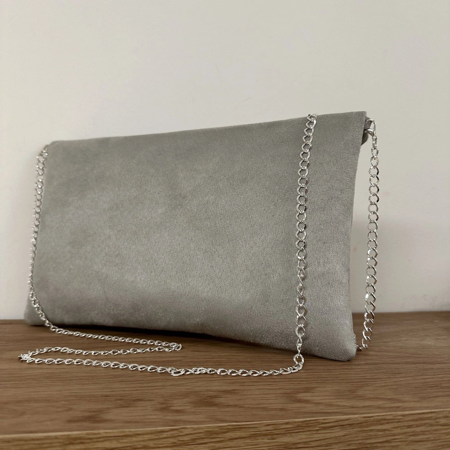 Vue de dos du sac pochette Isa gris perle à paillettes argentées.
