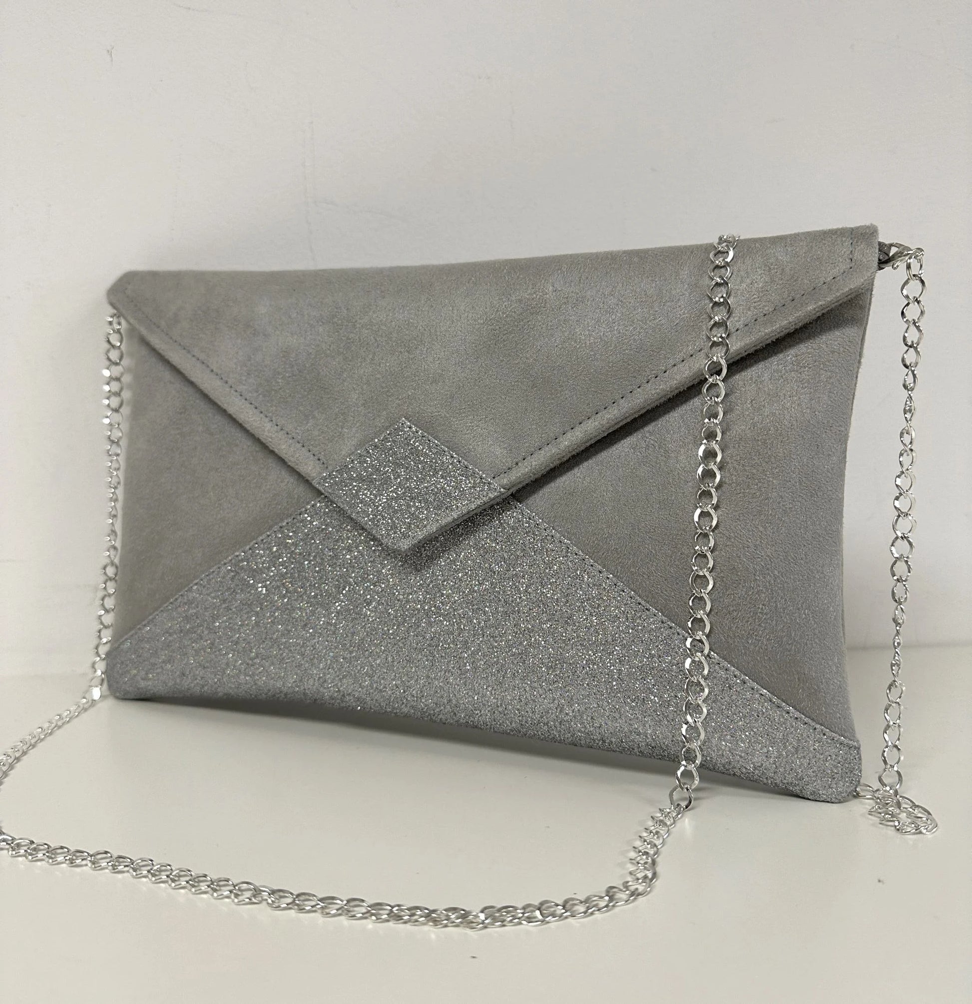 Le sac pochette Isa gris perle à paillettes argentées, en face avant.