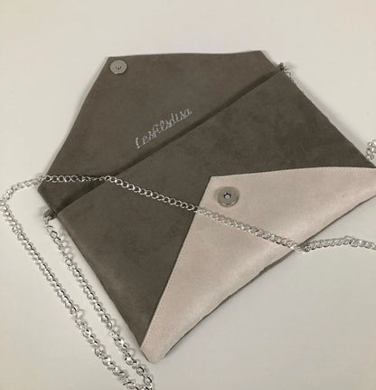 Le sac pochette Isa gris taupe et écru à paillettes argentées, ouvert, avec chainette.