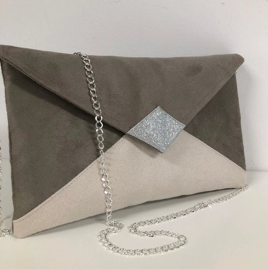 Le sac pochette Isa gris taupe et écru à paillettes argentées, avec chainette amovible.