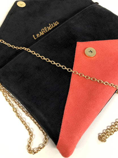 Vue détaillée du sac pochette Isa noir et corail à paillettes dorées.