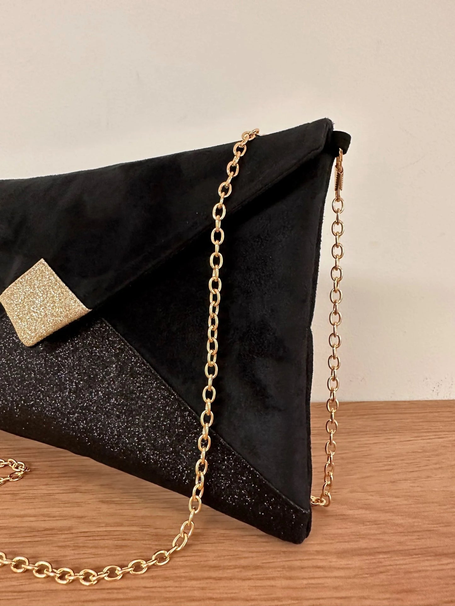 Vue de détail de la chainette dorée amovible du sac pochette Isa