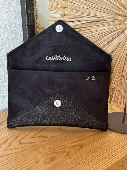 Exemple de personnalisation intérieure du sac pochette Isa noir à paillettes noires.