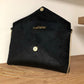 Le sac pochette Isa noir à paillettes noires ouvert, avec chainette dorée