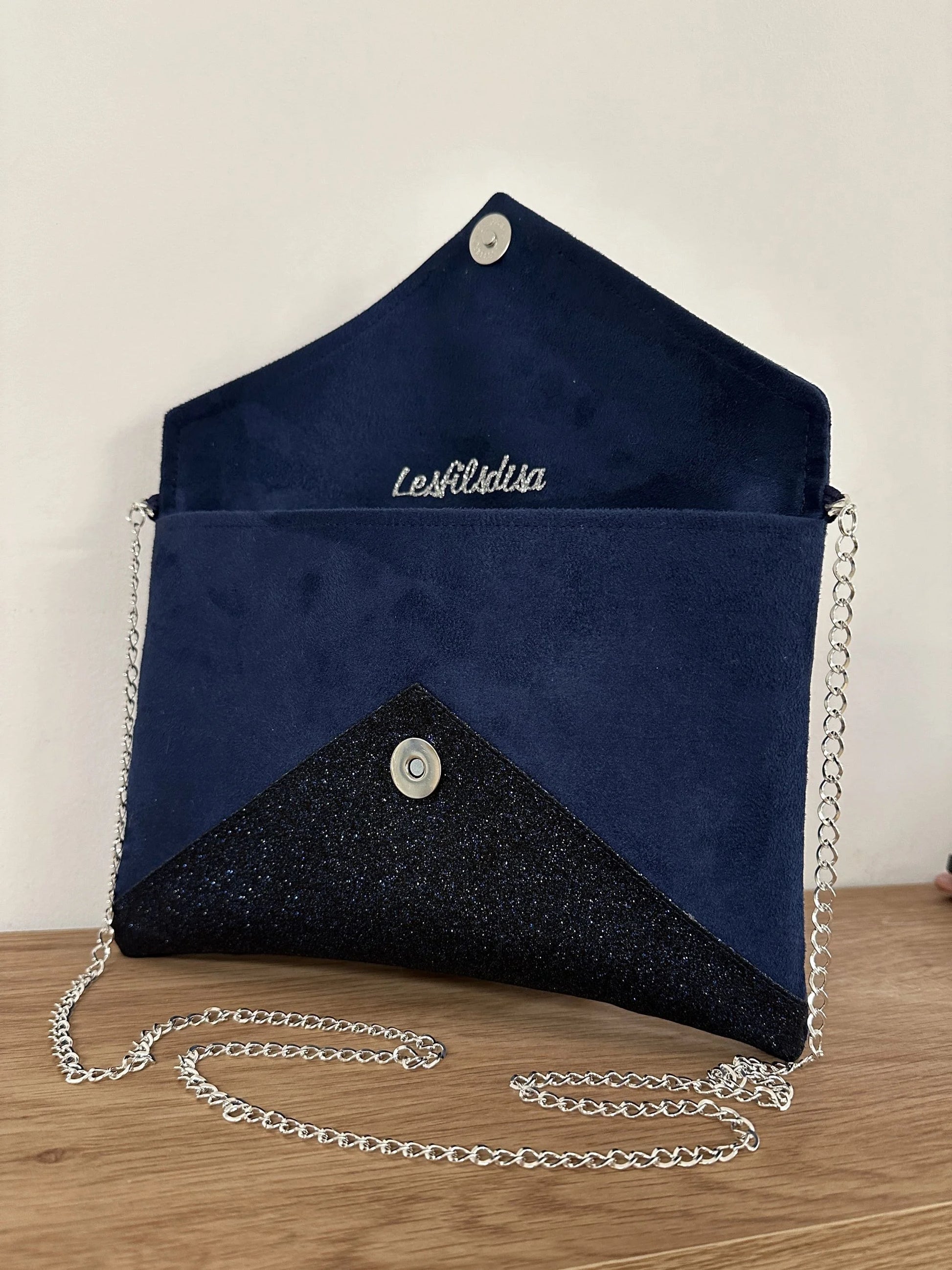 Le Le sac pochette Isa à paillettes bleu marine et argentées, ouvert.
