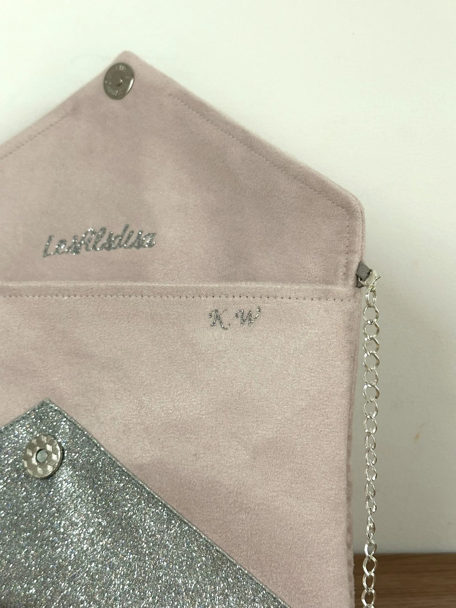 Exemple de personnalisation du sac pochette Isa rose pale à paillettes argentées.
