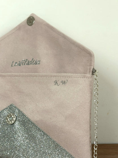 Exemple de personnalisation du sac pochette Isa rose pale à paillettes argentées.