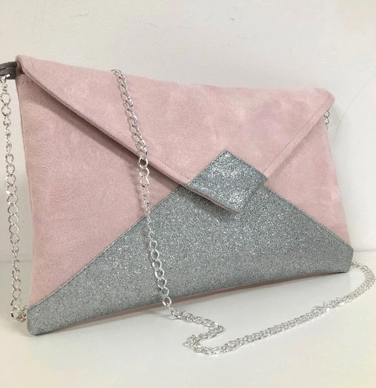 Le sac pochette Isa rose pale à paillettes argentée, avec chainette amovible.
