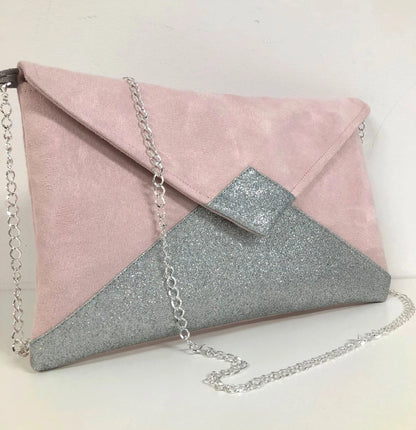 Le sac pochette Isa rose pale à paillettes argentée, avec chainette amovible.
